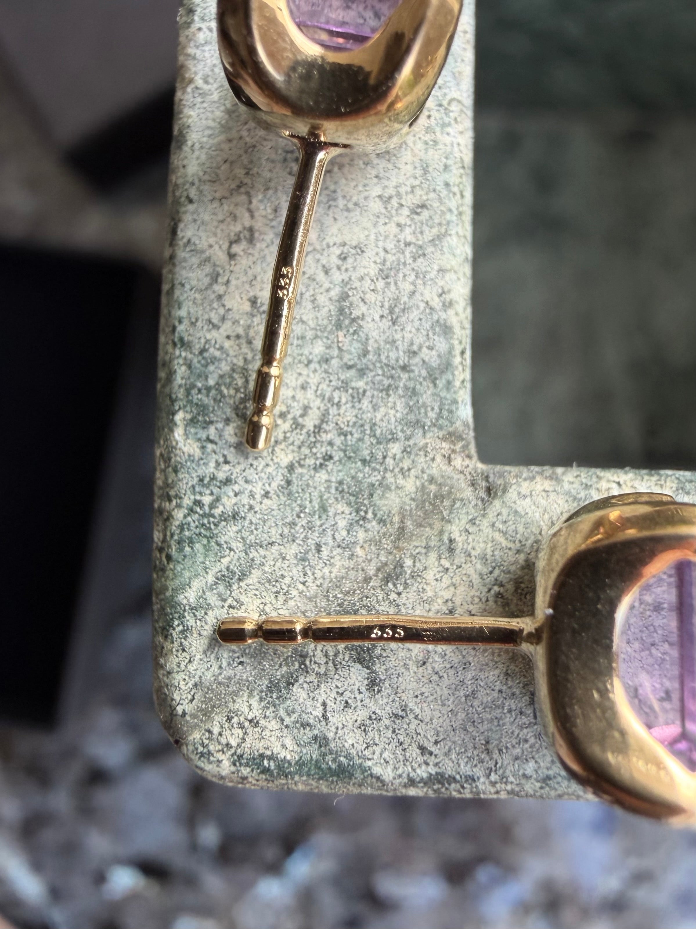 Vintage 8 karat guldørestikkere med ametyst og 14 karat baglåse