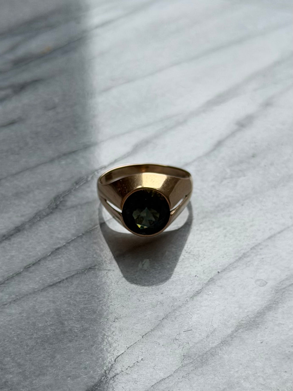 Vintage 14 karat guldring med grøn sten, str 55