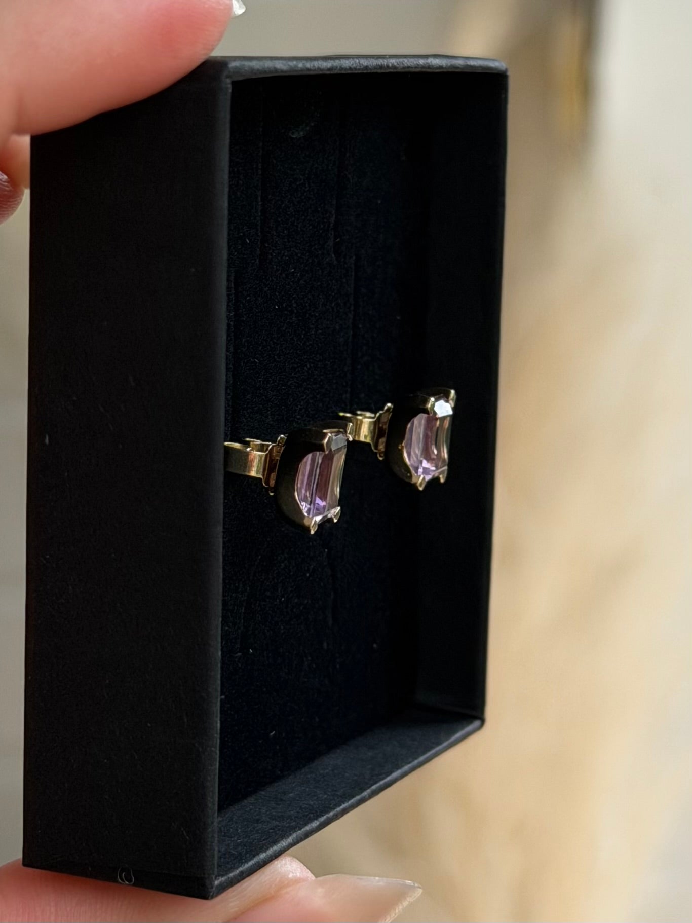 Vintage 8 karat guldørestikkere med ametyst og 14 karat baglåse