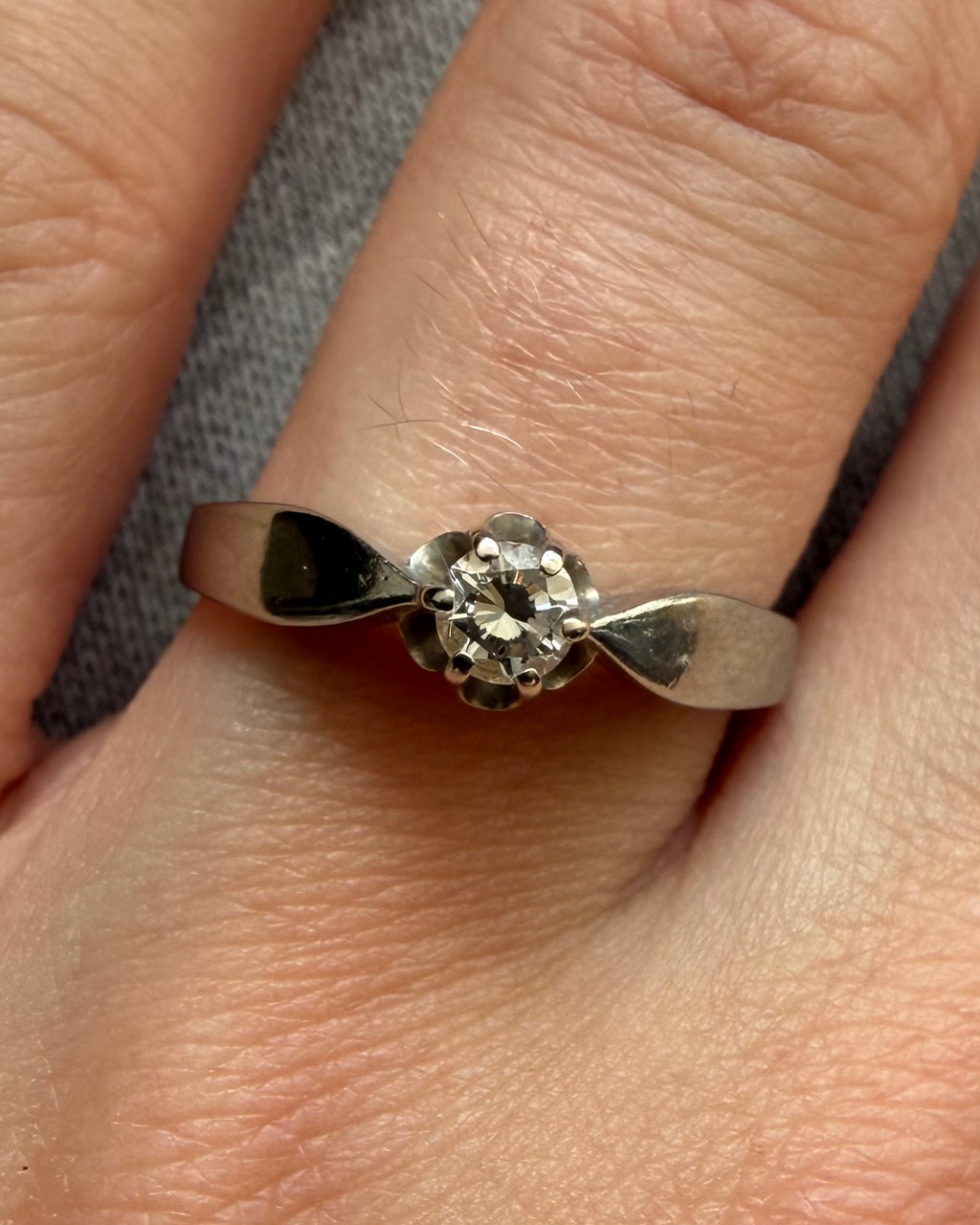 Vintage 14 karat hvidguldsring med 0,18 ct. brilliant