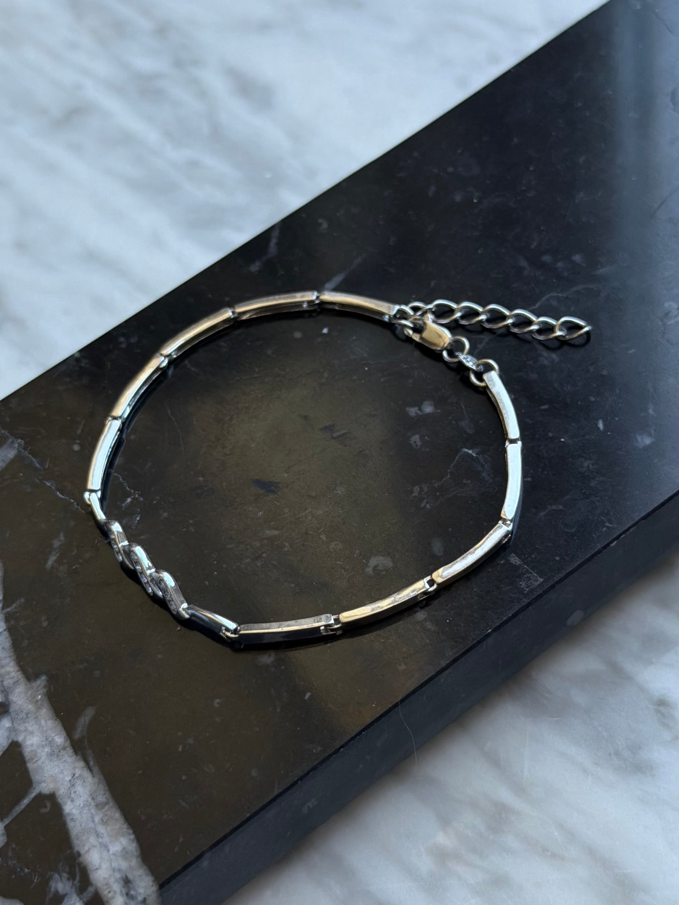 Vintage sterlingsølv armbånd med aflange led og 3 bølger isat klare sten, 18-21cm