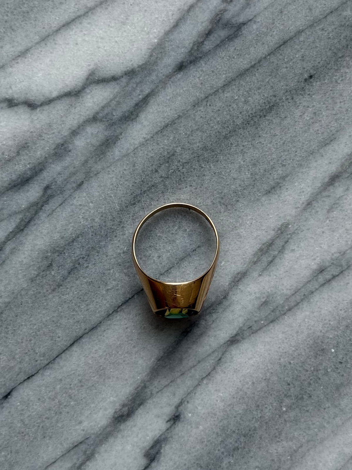 Vintage 14 karat guldring med grøn sten, str 55
