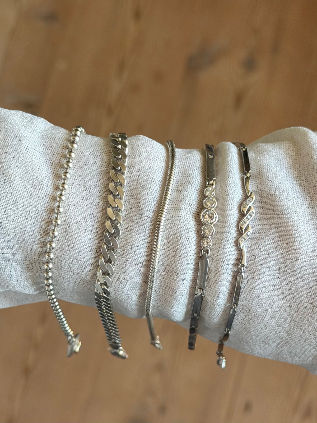 Vintage sølvarmbånd med aflange led og indfattede klare sten, ca. 18cm
