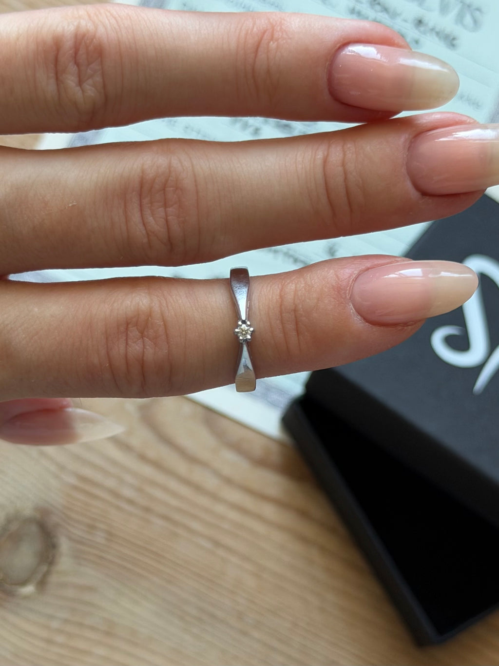 Vintage 14 krt. hvidguldsring med 0,03 ct. VVS diamant med certifikat, str, 49