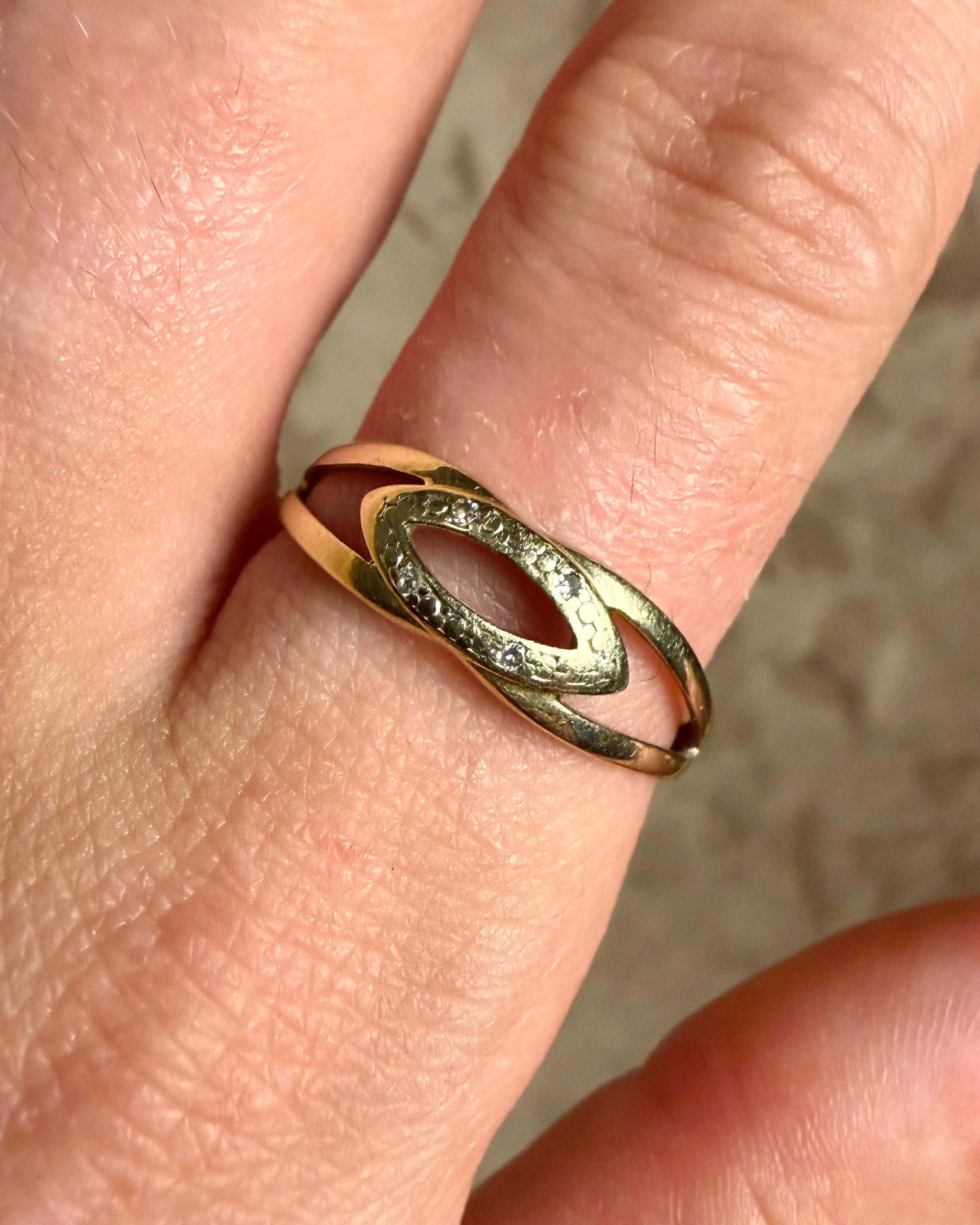 Vintage 14 karat guldring med 0.02 carat brillianter