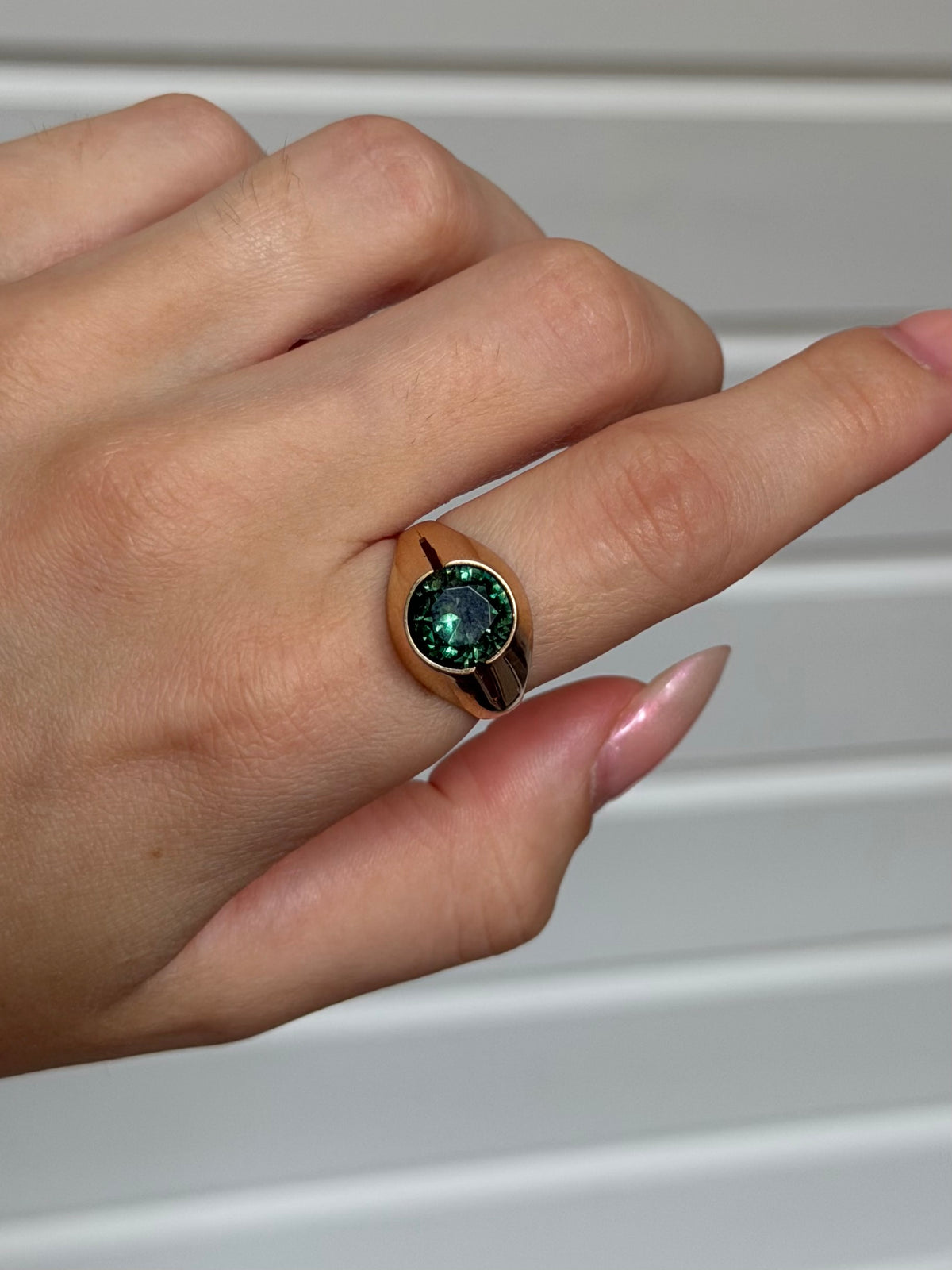 Vintage 14 karat guldring med grøn sten, str 55