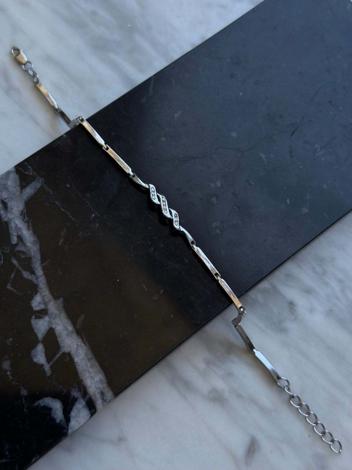 Vintage sterlingsølv armbånd med aflange led og 3 bølger isat klare sten, 18-21cm