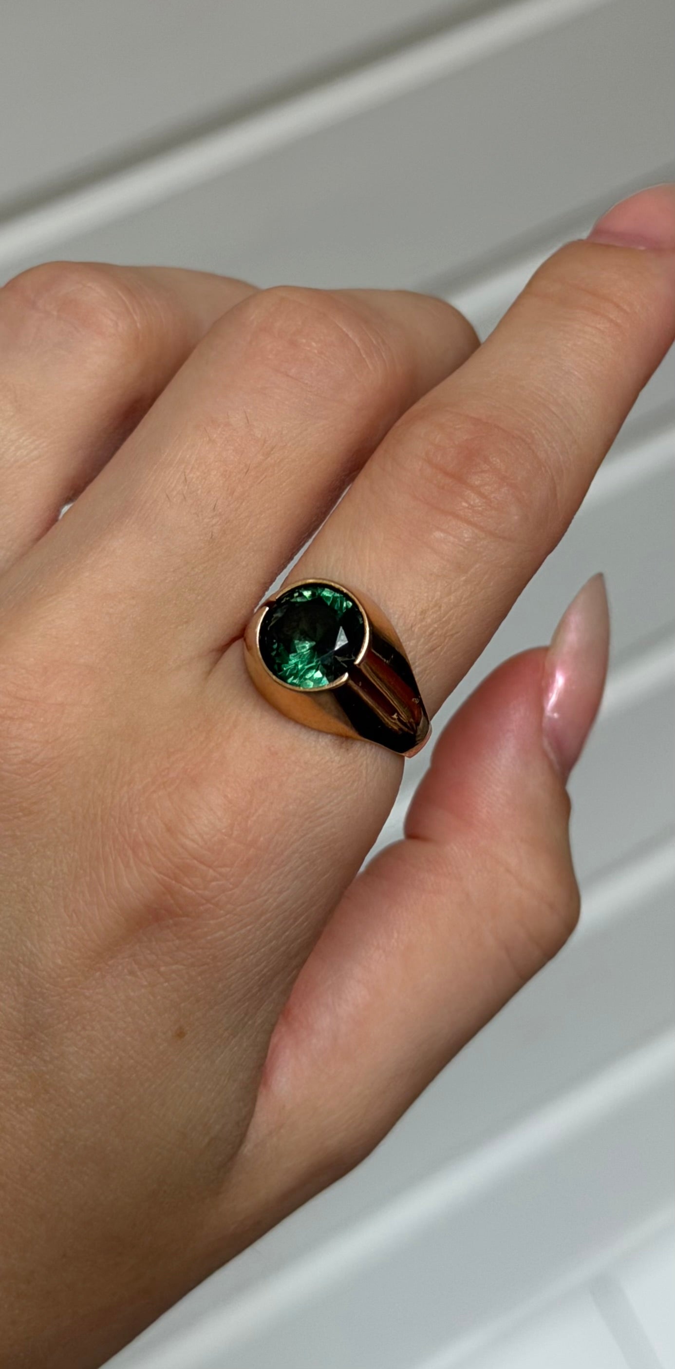 Vintage 14 karat guldring med grøn sten, str 55