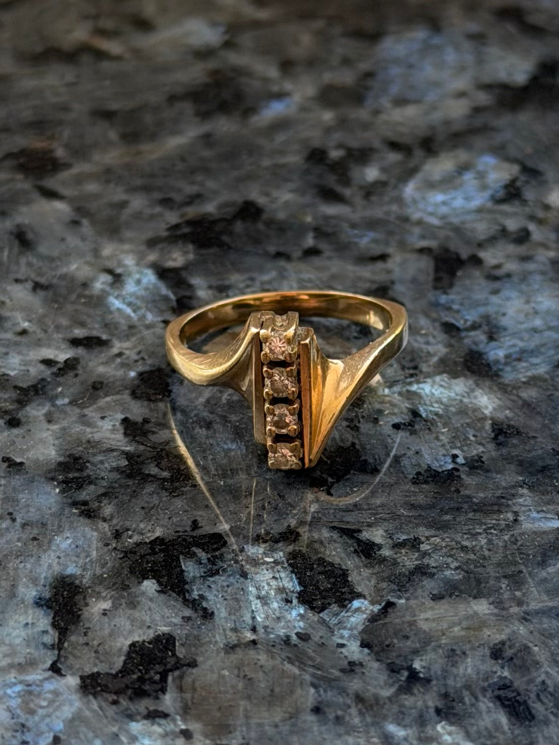 Vintage 14 karat guldring med en række af 4 brillianter, str. 52