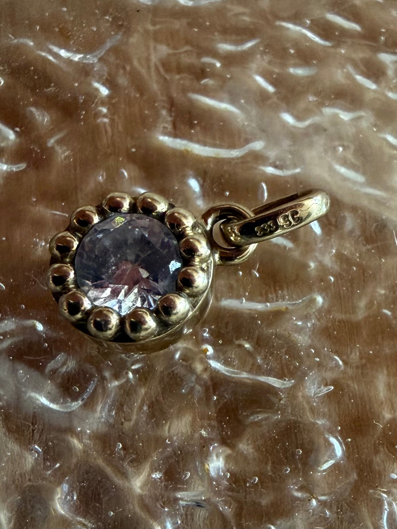 Vintage 8 karat guldvedhæng med rund klar sten
