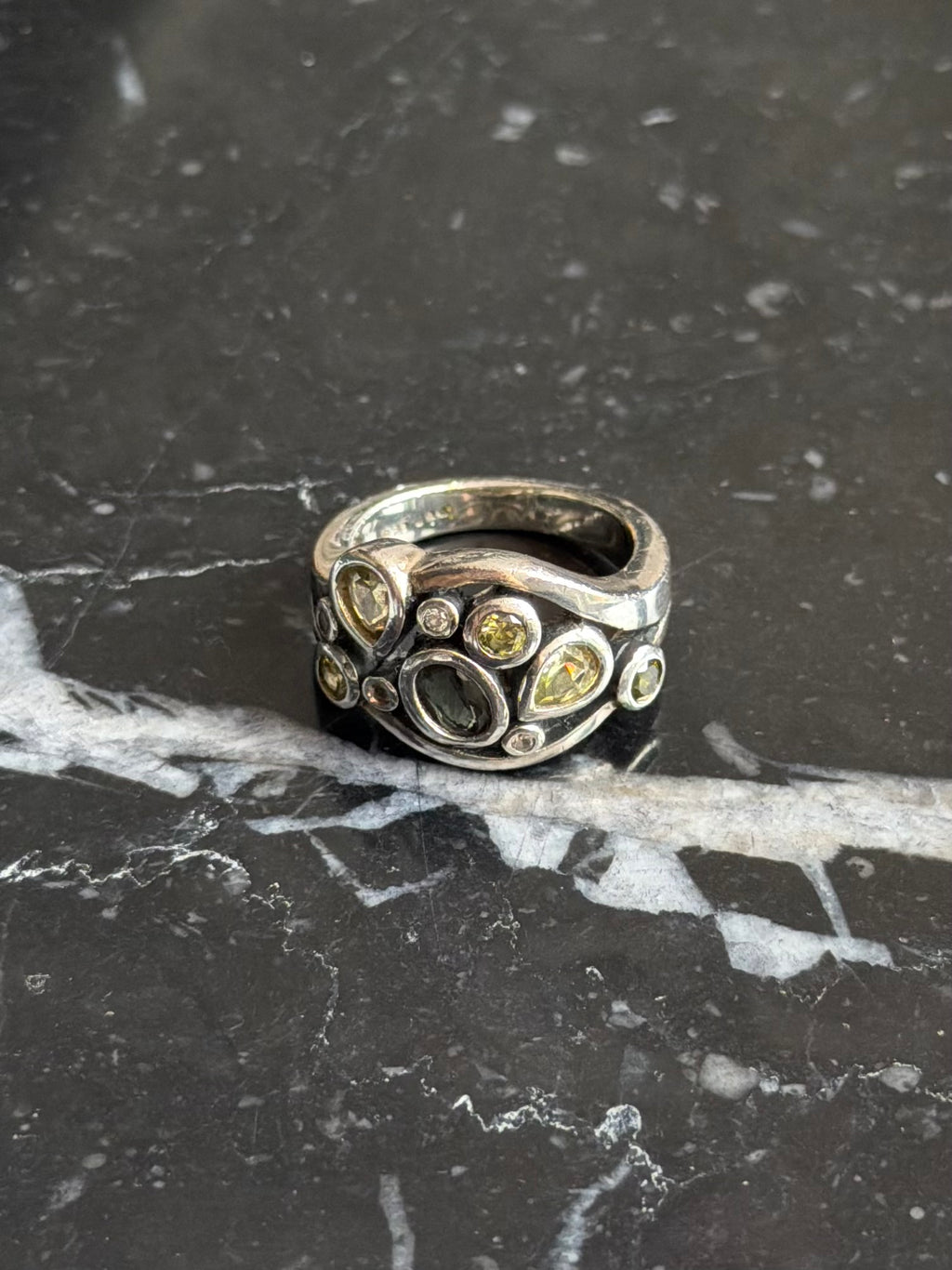 Vintage sterlingsølv ring med sten i grønne nuancer, str 54
