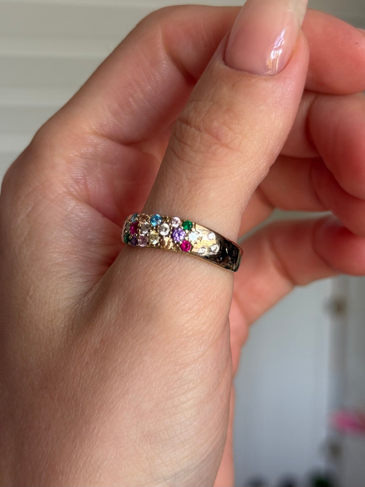 Vintage 8 karat guldring med farverige zirkonia sten, str 57