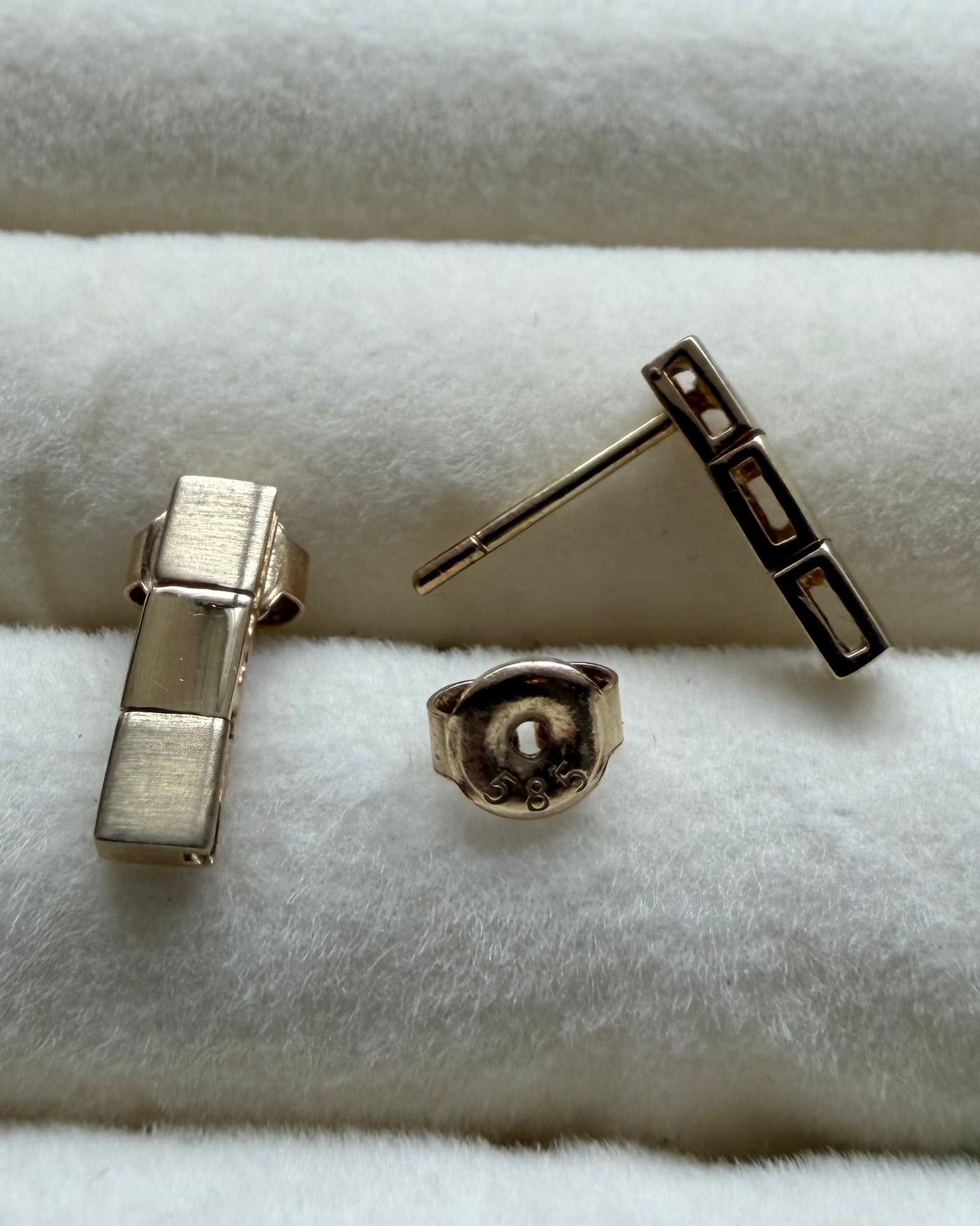 Vintage 14 karat guldørestikkere i firkantet design