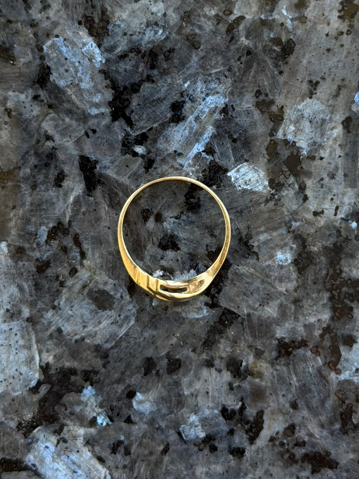 Vintage 14 krt. guldring i organisk design, str 54