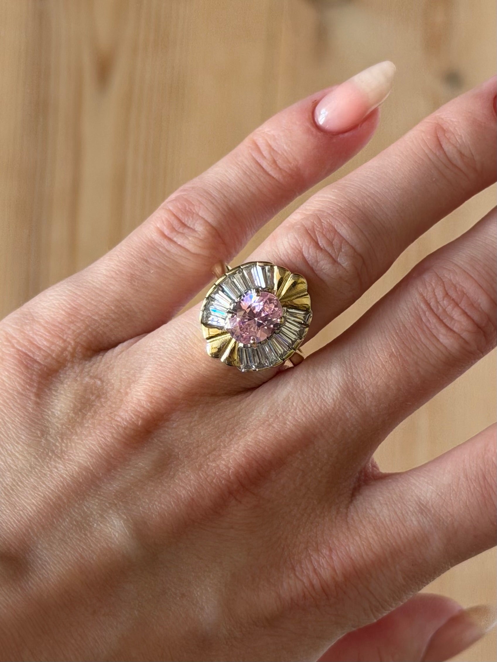 Vintage 14 karat ballerinaring med lyserød og klare sten str. 59