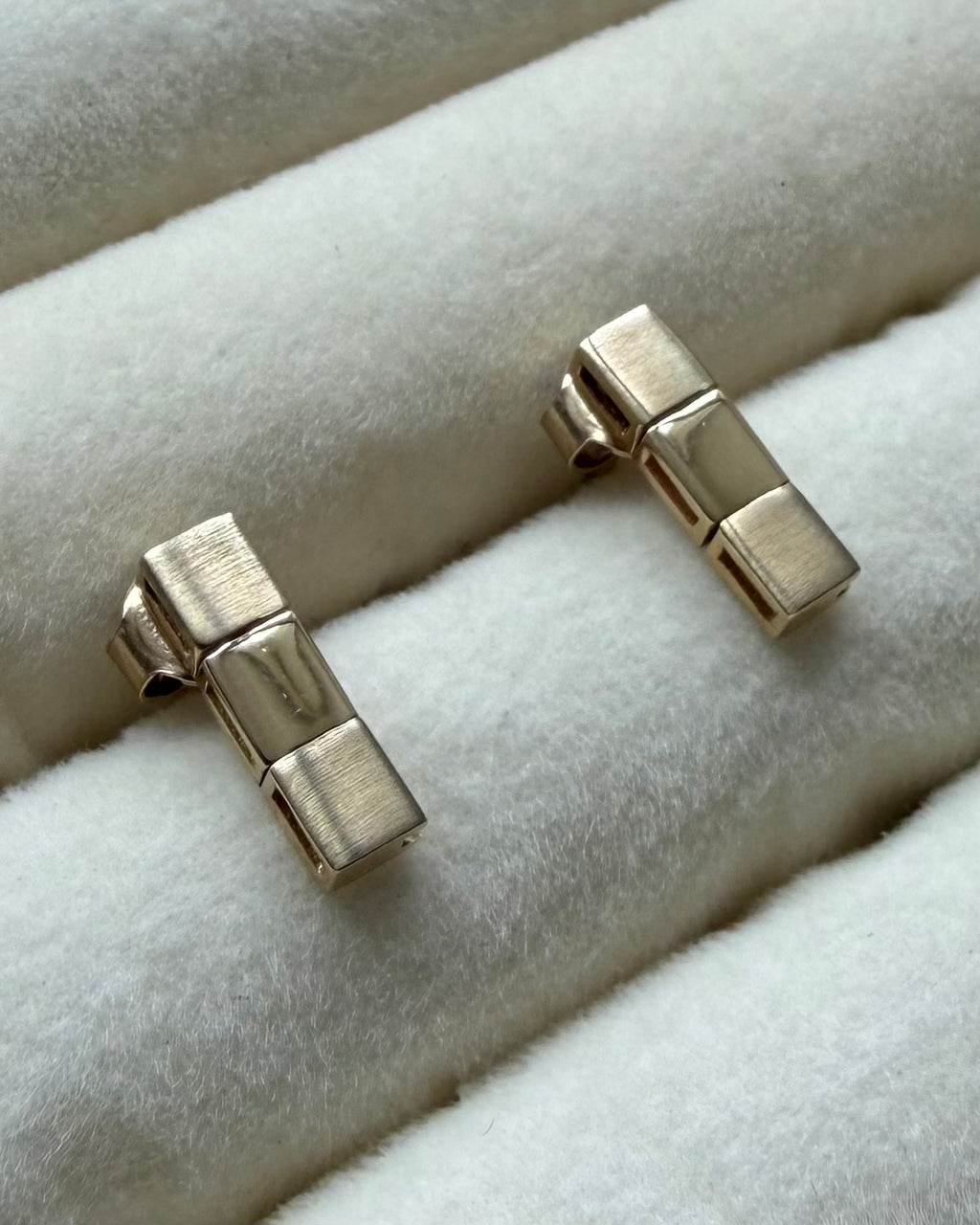 Vintage 14 karat guldørestikkere i firkantet design