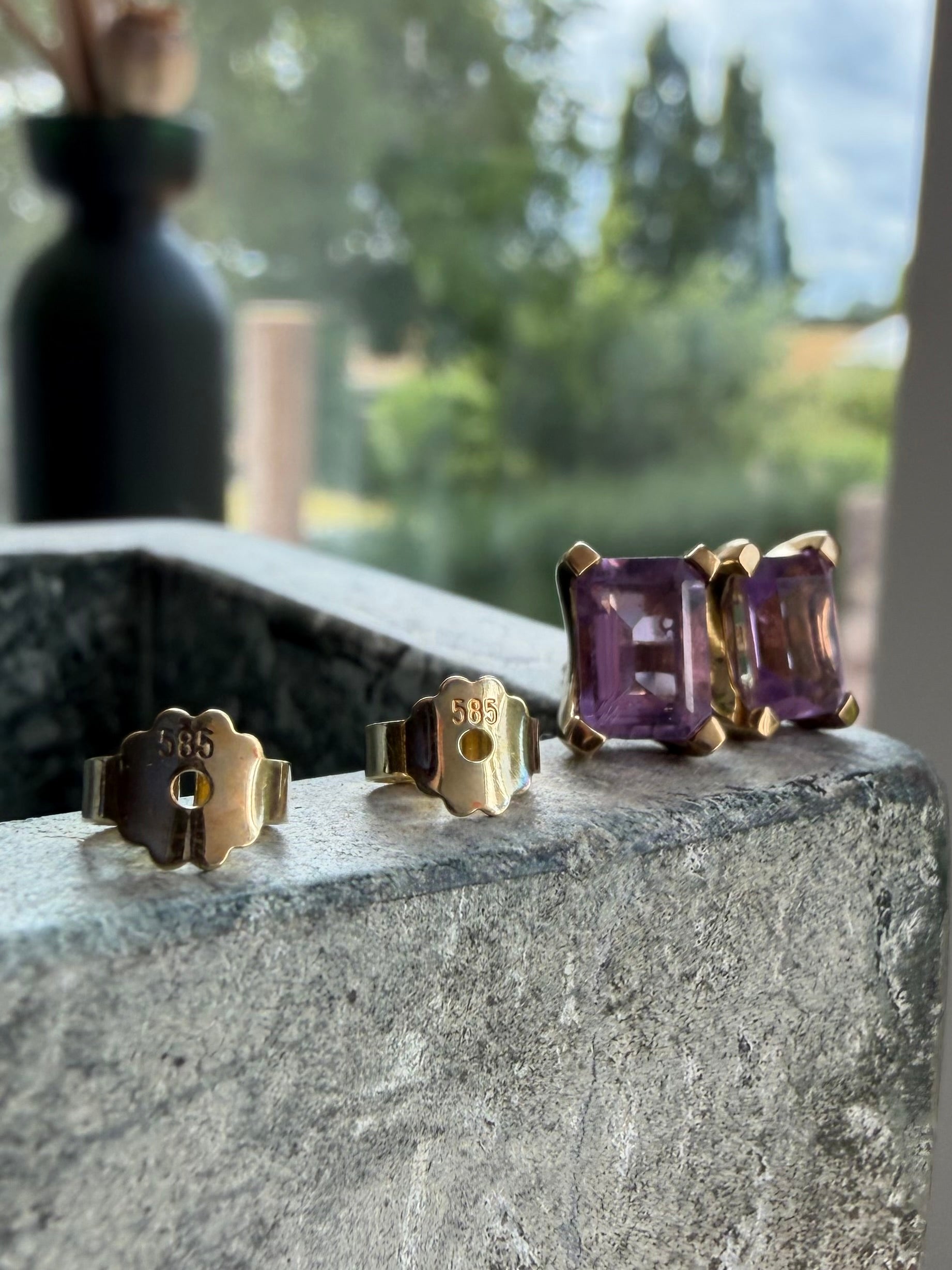 Vintage 8 karat guldørestikkere med ametyst og 14 karat baglåse