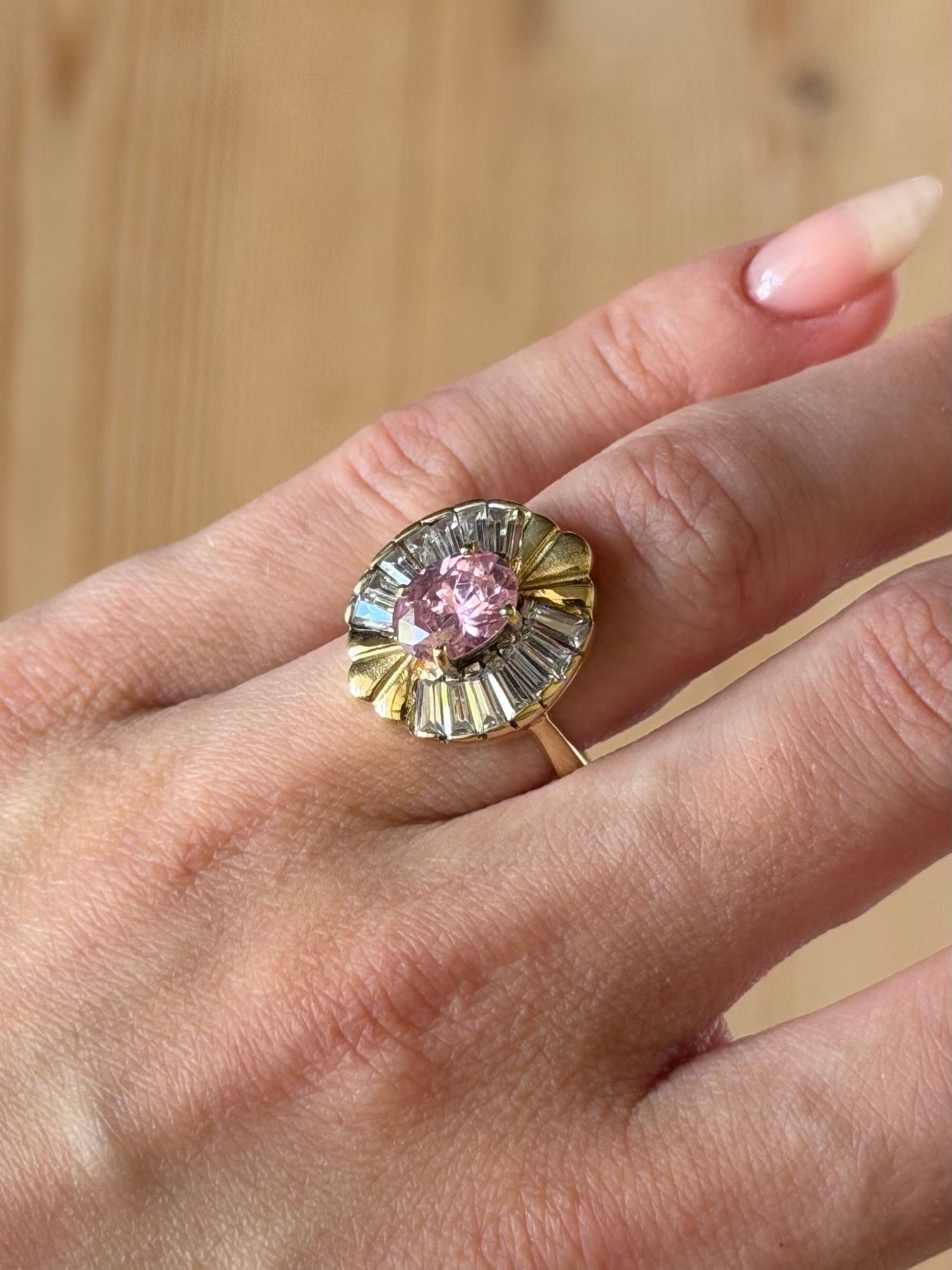 Vintage 14 karat ballerinaring med lyserød og klare sten str. 59