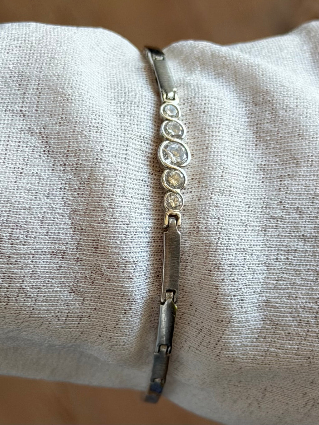 Vintage sølvarmbånd med aflange led og indfattede klare sten, ca. 18cm