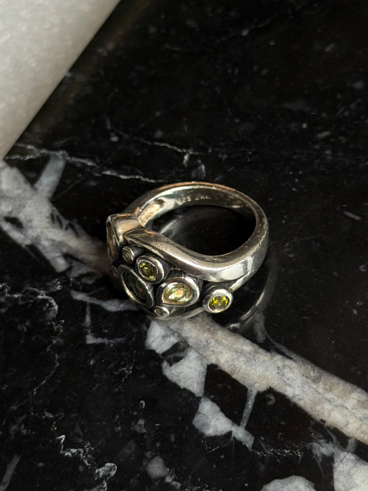 Vintage sterlingsølv ring med sten i grønne nuancer, str 54