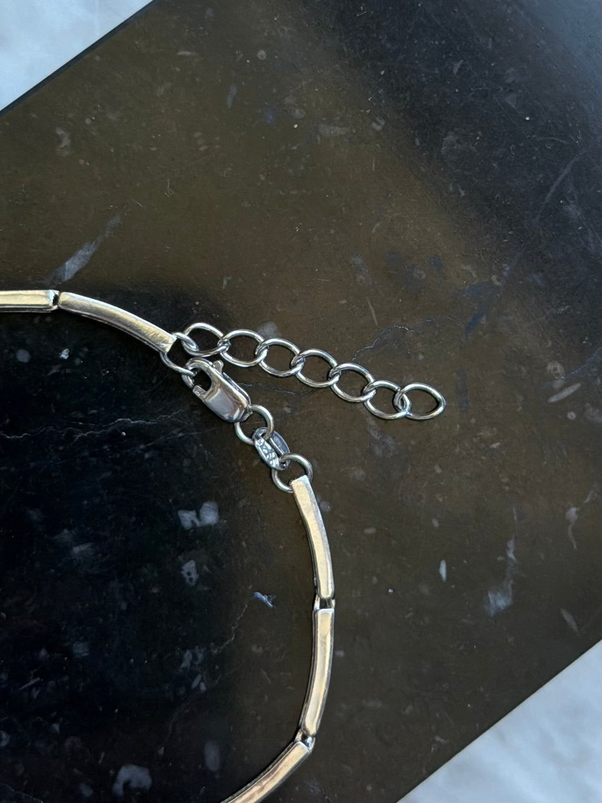 Vintage sterlingsølv armbånd med aflange led og 3 bølger isat klare sten, 18-21cm