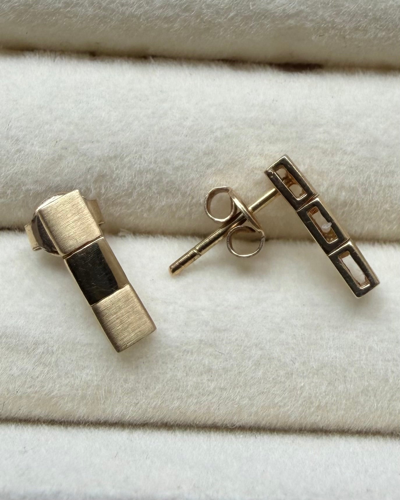 Vintage 14 karat guldørestikkere i firkantet design