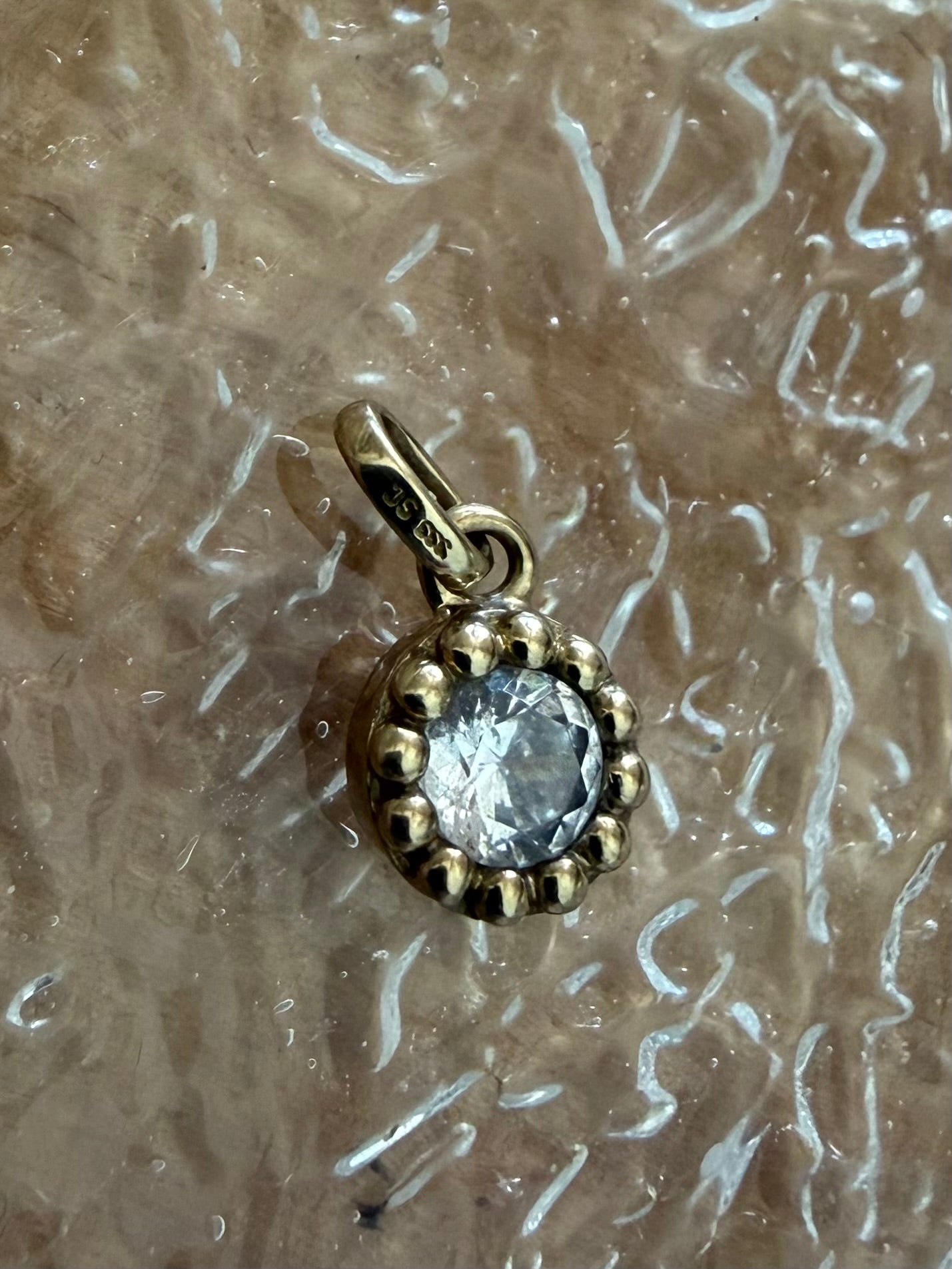 Vintage 8 karat guldvedhæng med rund klar sten