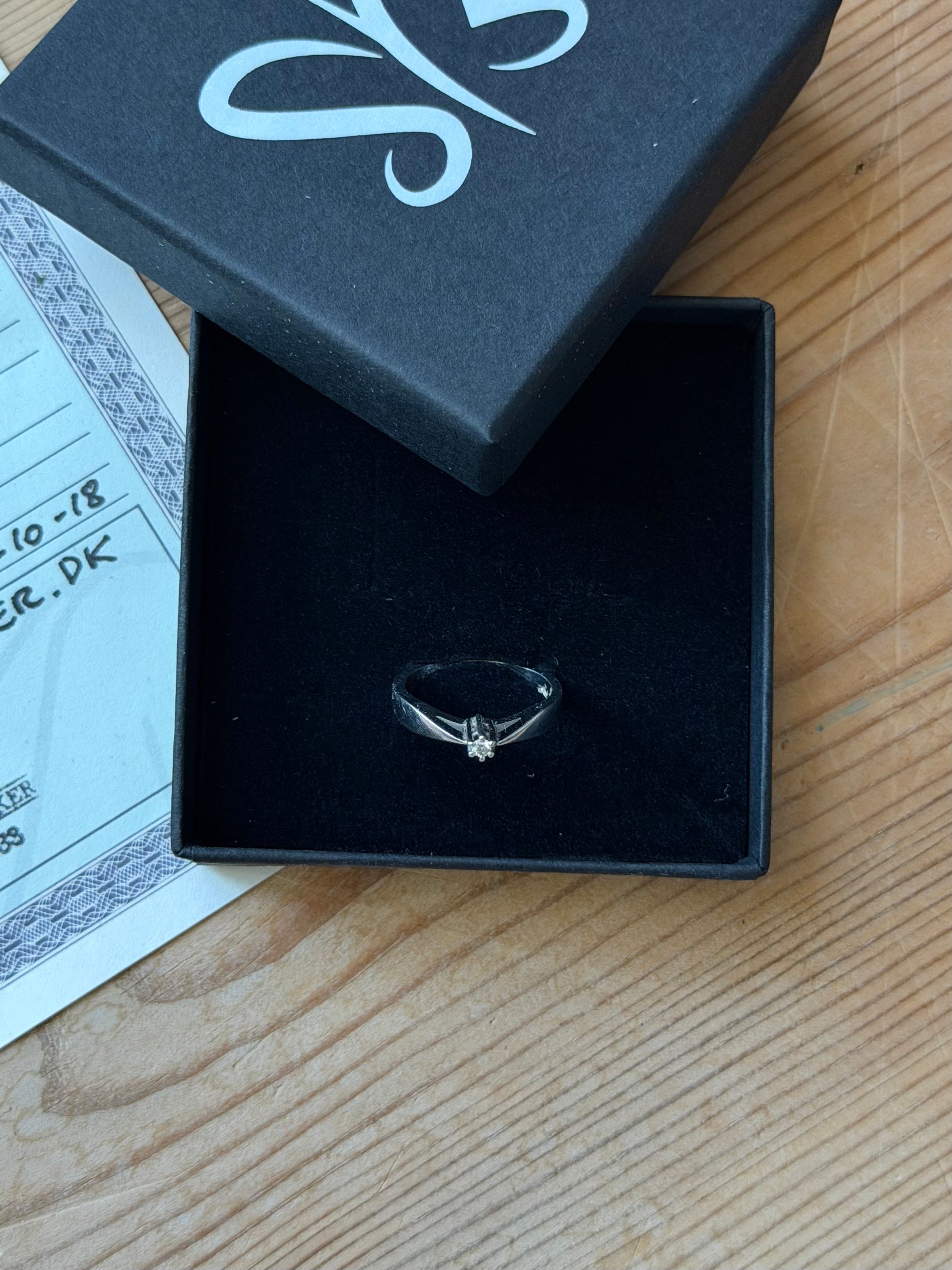 Vintage 14 krt. hvidguldsring med 0,03 ct. VVS diamant med certifikat, str, 49