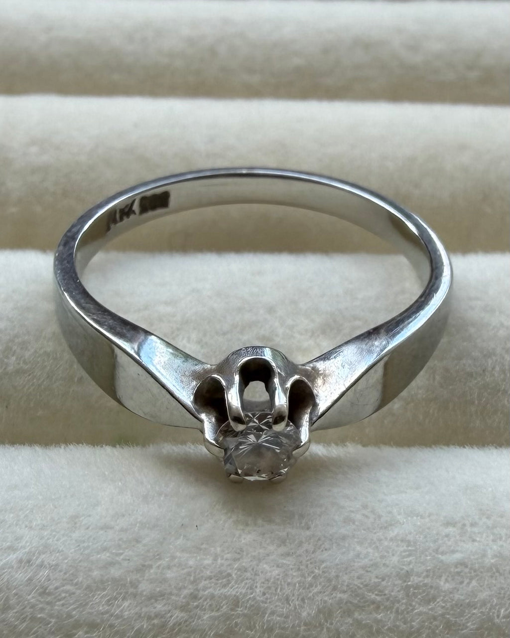 Vintage 14 karat hvidguldsring med 0,18 ct. brilliant