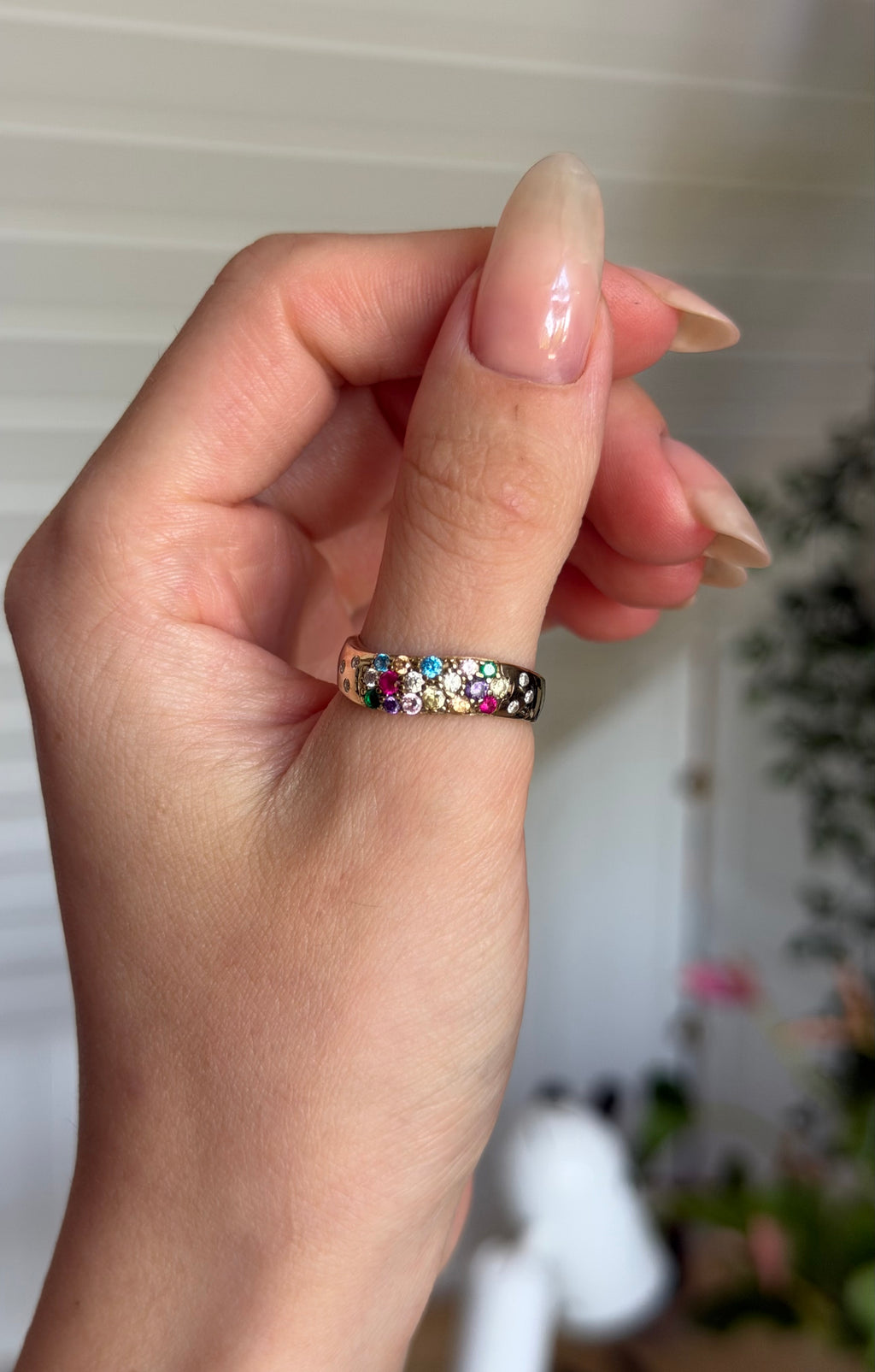 Vintage 8 karat guldring med farverige zirkonia sten, str 57