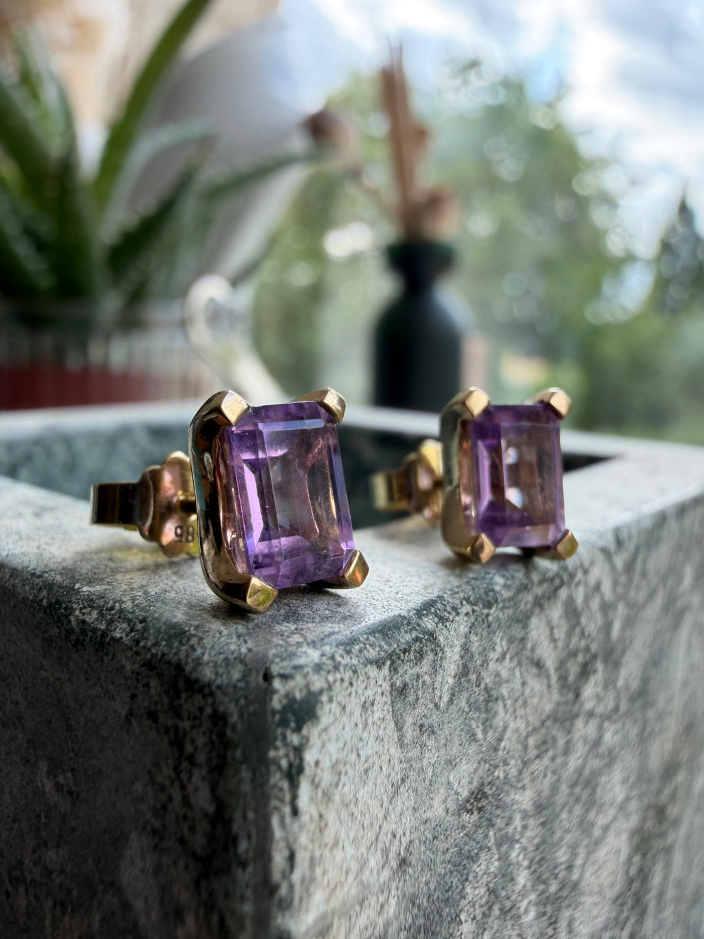 Vintage 8 karat guldørestikkere med ametyst og 14 karat baglåse